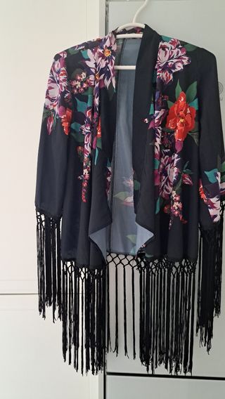 Chaleco kimono estampado flores flecos.