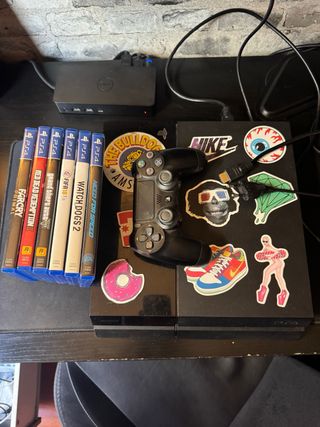 PS4 (PlayStation 4) con mando y juegos