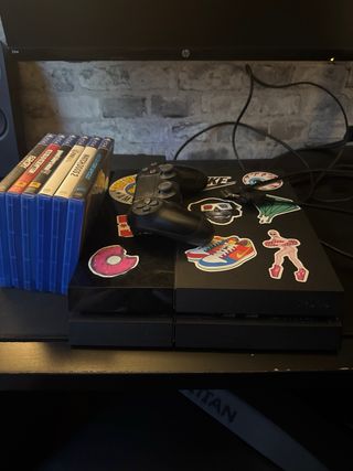 PS4 (PlayStation 4) con mando y juegos