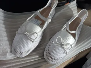 Zapatilla blanca de malla con lazo