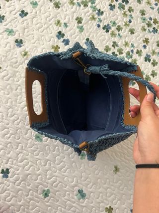 Bolso azul tejido con asa de cuero