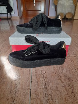 Zapatillas negras terciopelo con detalles dorados