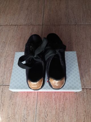 Zapatillas negras terciopelo con detalles dorados