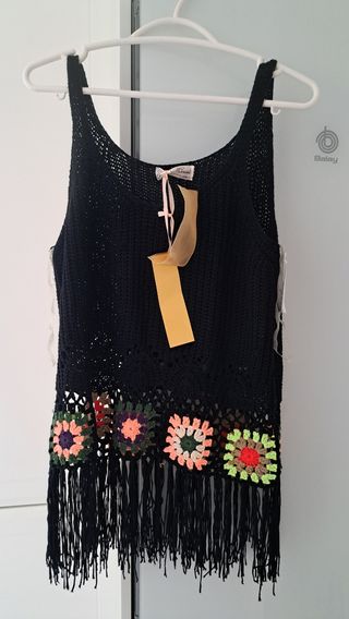Top negro crochet con flecos y apliques