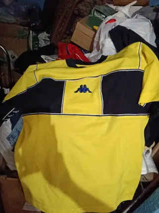 Camiseta Kappa Negra y Amarilla