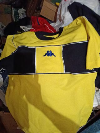 Camiseta Kappa Negra y Amarilla
