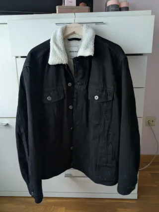 Cazadora vaquera Bershka negra forrada