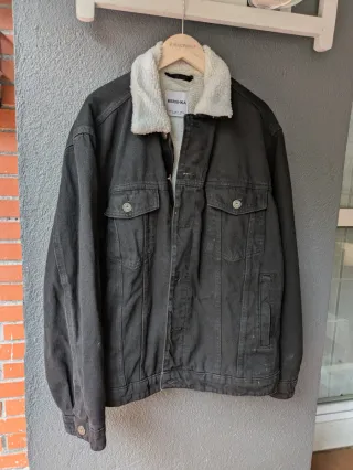 Cazadora vaquera Bershka negra forrada