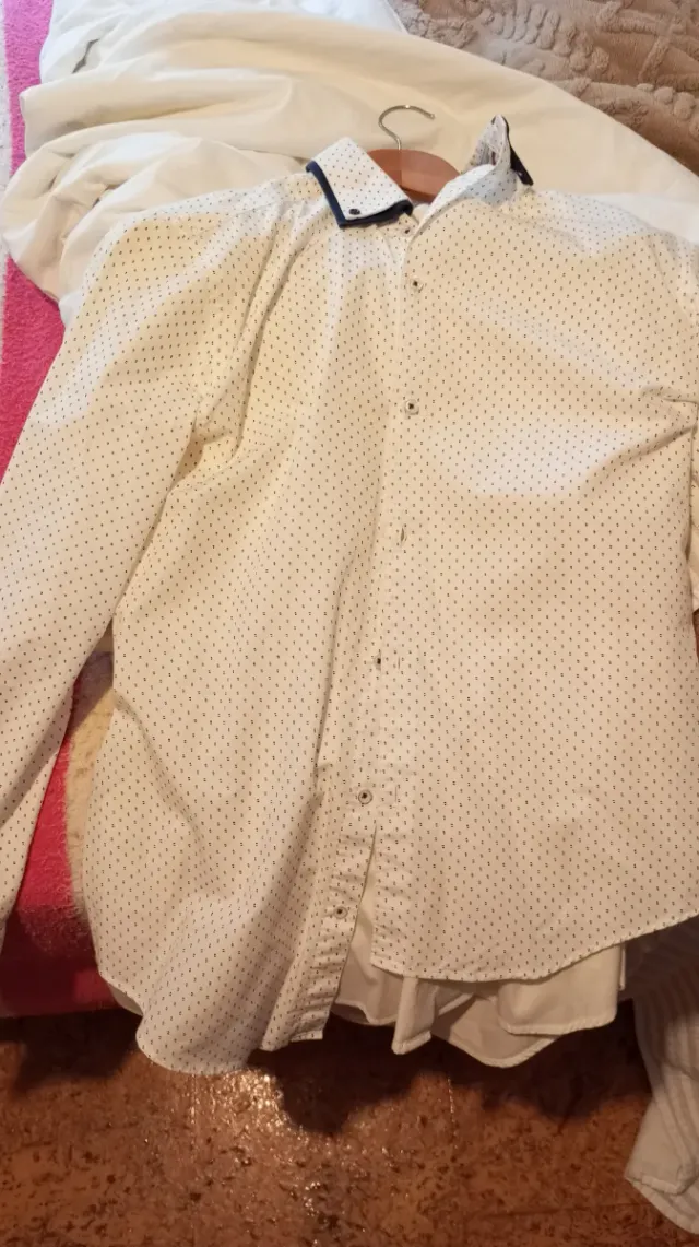 Camisa blanca con puntos negros