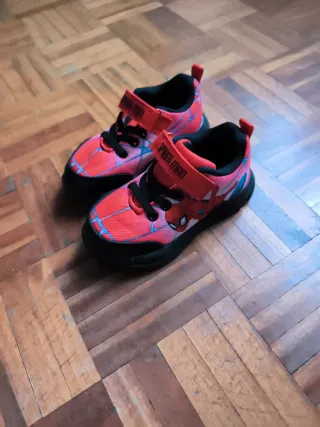 Zapatillas Spiderman Niños Rojas y Negras talla 24
