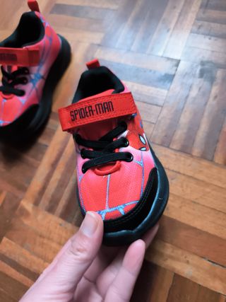 Zapatillas Spiderman Niños Rojas y Negras talla 24