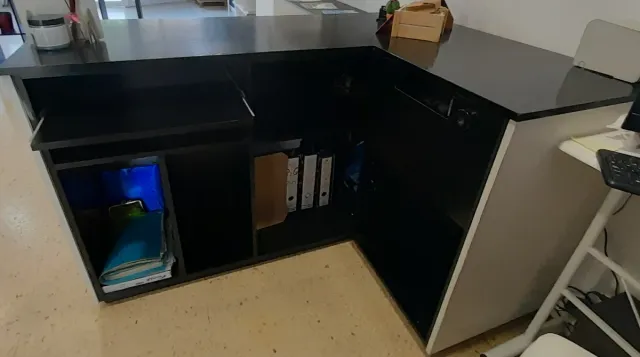 Mostrador blanco y negro para comercio