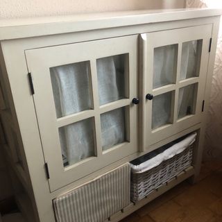 Cómoda de madera con puertas de cristal