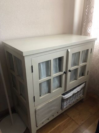 Cómoda de madera con puertas de cristal