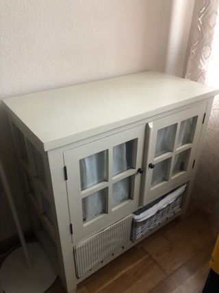 Cómoda de madera con puertas de cristal