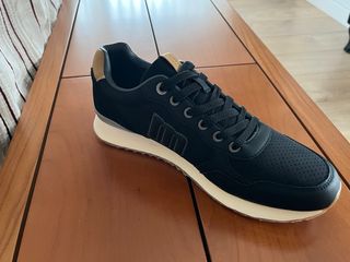 Zapatillas Mustang Negras y Beige