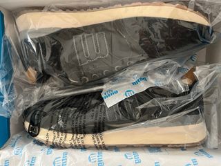 Zapatillas Mustang Negras y Beige