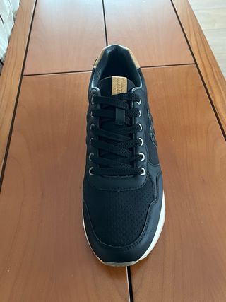 Zapatillas Mustang Negras y Beige