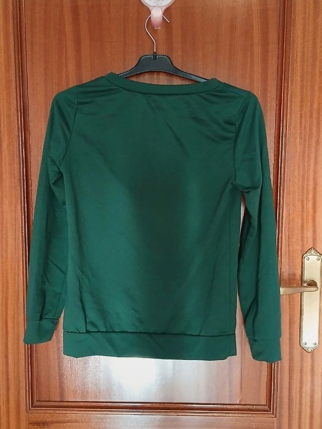 Jersey verde con estampado de letras blancas