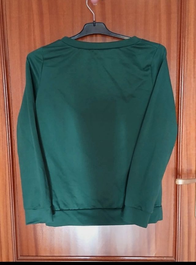 Jersey verde con estampado de letras blancas