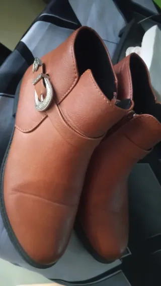 Botas marrones con hebilla