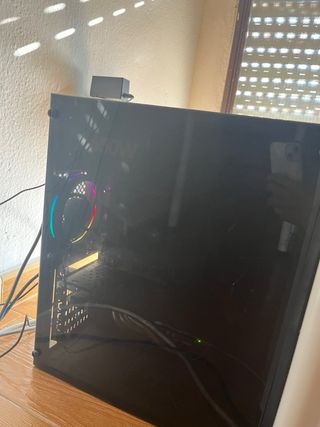 Ordenador Gaming Negro con Luces Rojas