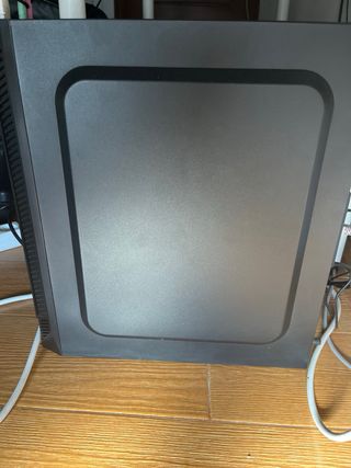 Ordenador Gaming Negro con Luces Rojas