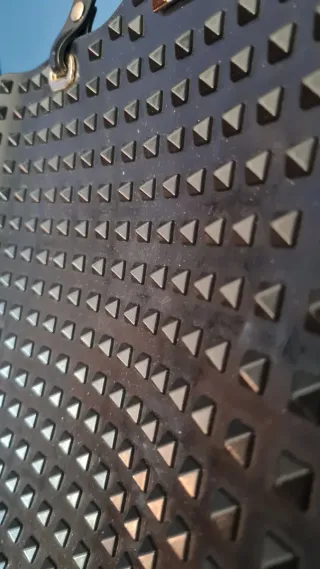 Ampia borsa nera con borchie interamente di gomma