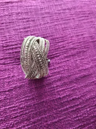 Pulsera plateada entrelazada