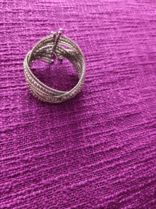 Pulsera plateada entrelazada