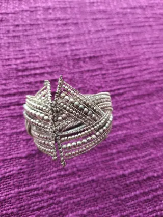 Pulsera plateada entrelazada