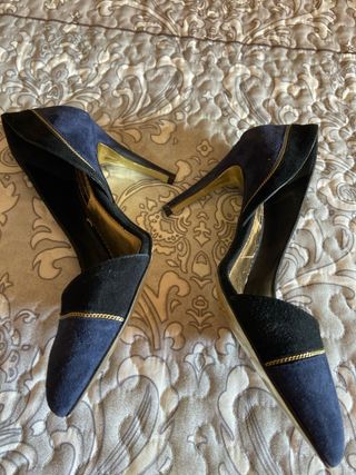 Zapatos de tacón azul y negro