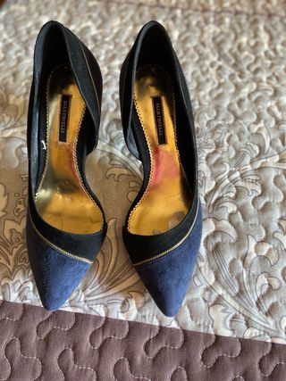 Zapatos de tacón azul y negro
