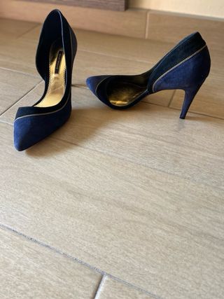 Zapatos de tacón azul y negro
