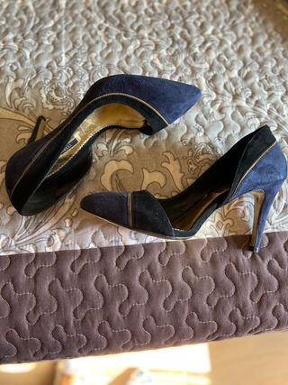 Zapatos de tacón azul y negro