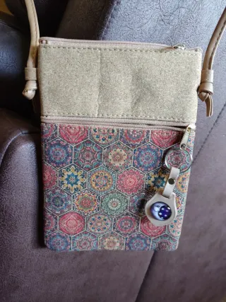 Bolsitos de corcho con estampados.