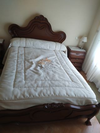 Dormitorio Clásico: Cama, Mesillas y Espejo