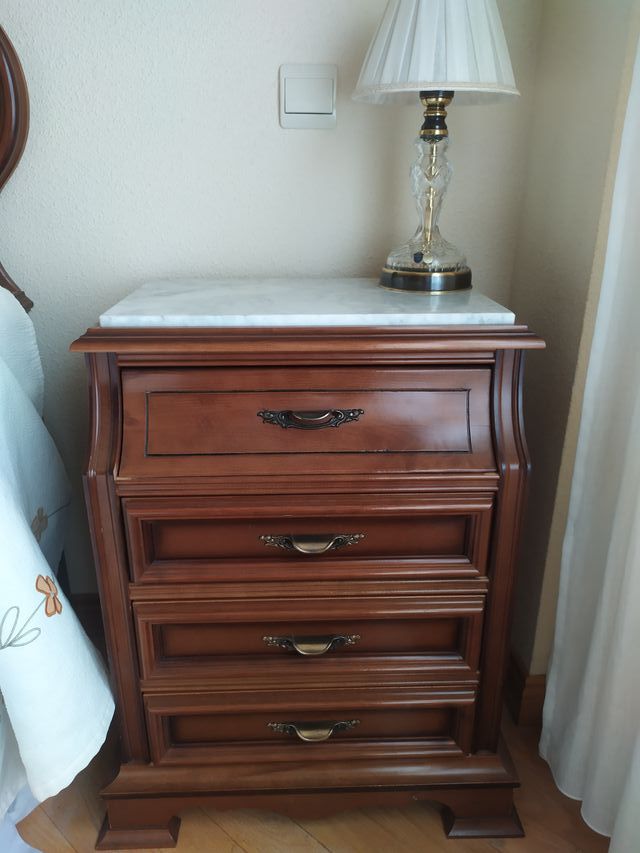 Dormitorio Clásico: Cama, Mesillas y Espejo