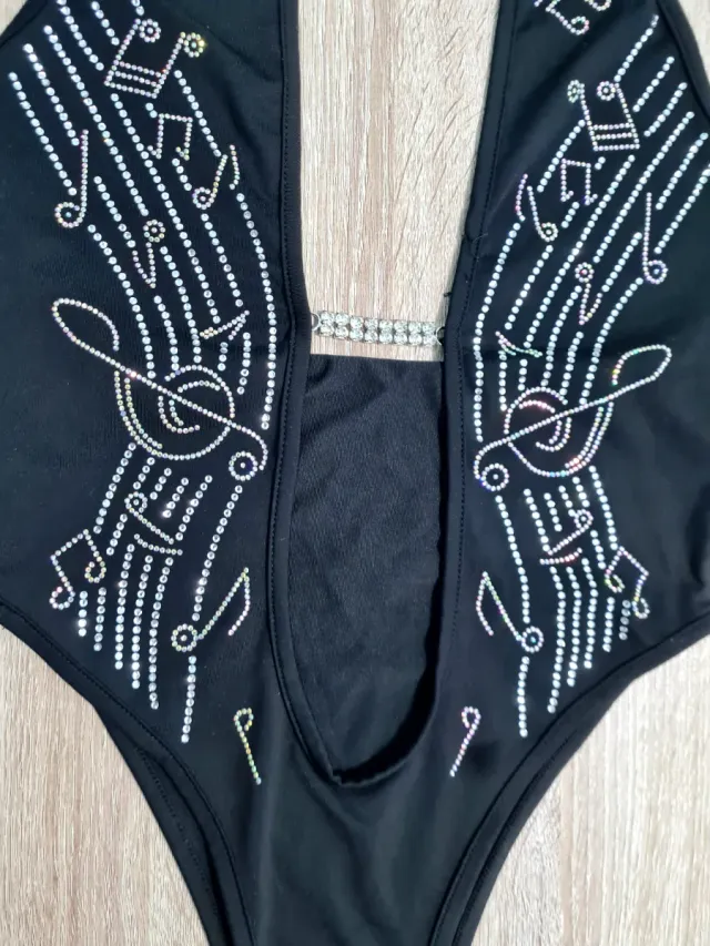 Body Negro con Abertura y Brillos