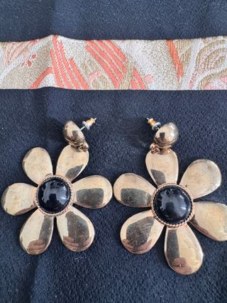 Pendientes dorados con flor y centro negro