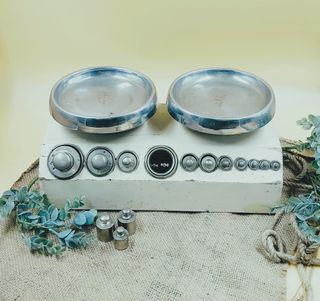 Bilancia a due piatti vintage con pesi