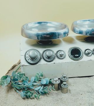 Bilancia a due piatti vintage con pesi