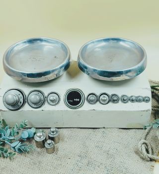 Bilancia a due piatti vintage con pesi