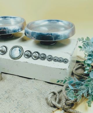 Bilancia a due piatti vintage con pesi