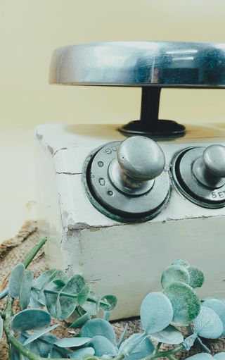 Bilancia a due piatti vintage con pesi