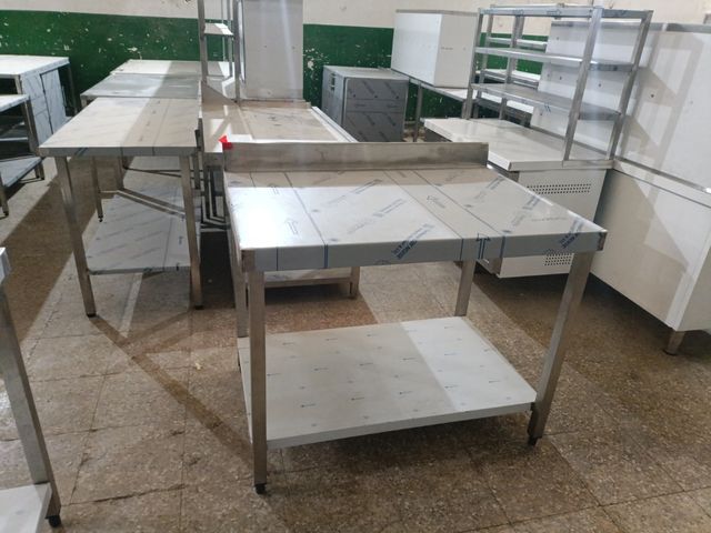 Mesa de acero inoxidable con peto
658746091