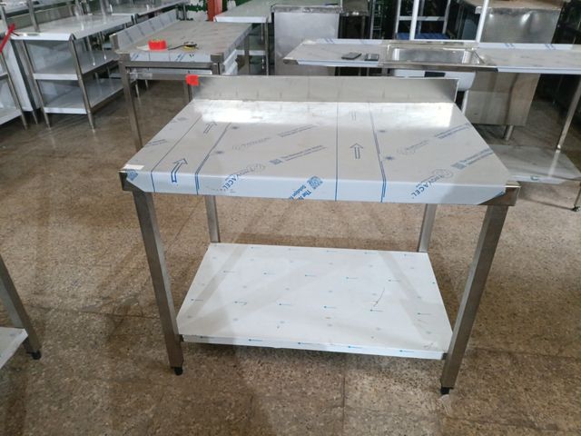 Mesa de acero inoxidable con peto
658746091