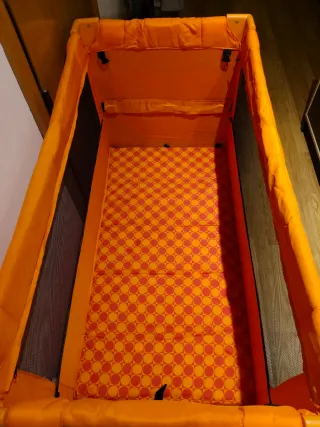 Cuna de viaje naranja