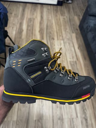 Botas de montaña DWZAG grises y negras