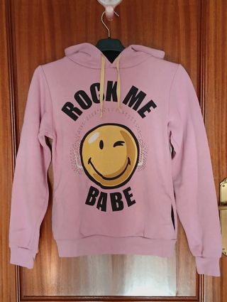 Sudadera rosa con carita feliz y texto